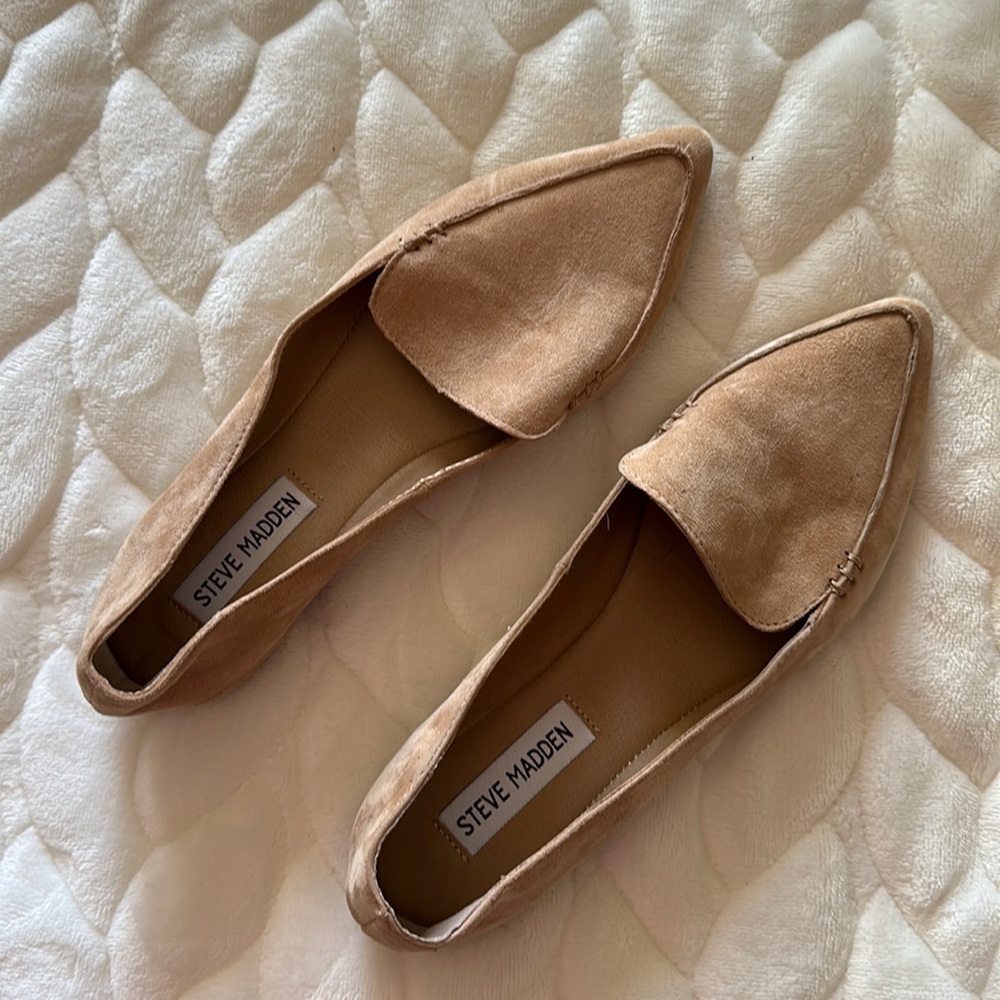 New w/o box Steve Madden suede beige flats.